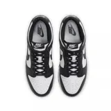 Zapatillas Nike Dunk Low color blanco con detalles en rosa nude.
