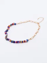 Collar corto dorado con cadena de eslabones y piedras de colores.