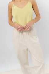Pantalón relaxed fit color beige, confeccionado en algodón. Presenta cintura elastizada, bolsillos delanteros grandes y calce cómodo.