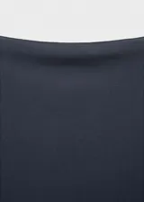 Vestido midi gris de corte ajustado, con cuello redondo y mangas cortas.