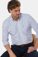Camisa de manga larga a cuadros blancos y azules, con cuello abotonado y logo bordado en el pecho.