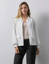 Campera bomber blanca con cuello a la base, abertura central con botones, bolsillos delanteros, ruedo y puños elastizados.