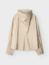 Camisa beige de algodón con cuello chimenea y cierre lateral con cuatro broches a presión. Manga japonesa con corte en la sisa en la espalda y puño con abertura y broche.
