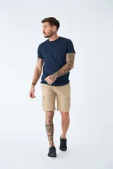 Bermuda cargo color beige con bolsillos laterales, logo bordado, cremallera, cierre y pasa cintos.