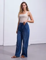 Pantalón ancho de lyocell color azul, con pretina ancha smock con lazo de ajuste y bolsillos verticales.