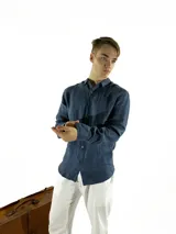 Camisa de lino color beige con corte ajustado, de manga larga y cuello estándar.