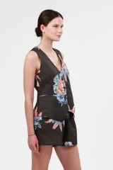 Chaleco gris con estampado de flores y tigre, con cuello en V y cierre con botones.