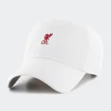 Gorro estilo 'dad hat' de algodón color blanco, con corona desestructurada y visera curva. Presenta bordado frontal del escudo del Liverpool F.C. en color rojo.