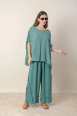 Blusa italiana color verde militar, de lino y algodón, con calado en los costados y espalda, calce holgado y dos bolsillos delanteros.
