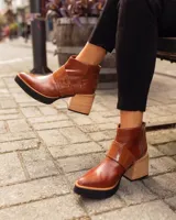 Botines de cuero color marrón con cierre lateral, punta fina y taco de madera.