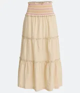 Conjunto de top corto con breteles finos y pollera midi de algodón color crema con cintura elastizada y volados en el ruedo.