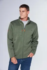 Campera de tela tipo tejida, color verde, con cuello alto, bolsillos delanteros y bolsillo interior con cierre.