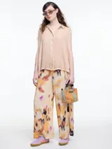 Pantalón de pierna ancha confeccionado en viscosa crinkled con estampa de manchas. De calce relajado y cintura con elástico.