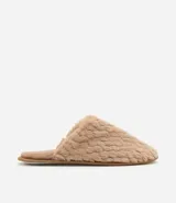 Pantuflas cerradas de mujer, color blanco, con textura de pelo largo y suave.