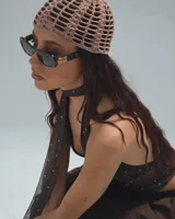 Casquete tejido al crochet color beige.