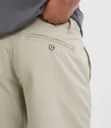 Bermuda masculina de sarga color rosado, con corte recto y bolsillos laterales.