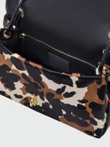 Bolso de hombro grande Marc Jacobs, con estampado de vaca en pelo, detalles en cuero negro y herrajes dorados.