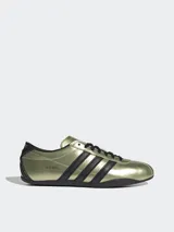 Zapatillas Adidas Tokyo doradas con detalles en negro, de cuero suave y silueta de perfil bajo.