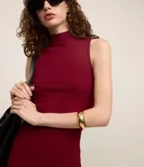 Vestido midi de punto acanalado color borgoña, con cuello alto y sin mangas. Corte recto y textura acanalada.
