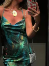 Vestido midi de seda con estampado abstracto en tonos verde, azul y amarillo. Tiene escote drapeado, breteles finos y espalda regulable.