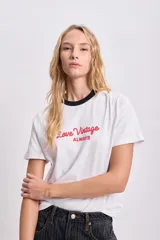 Remera blanca de algodón con cuello redondo y estampado frontal con la frase "Los Angeles" en letras negras con efecto 3D.