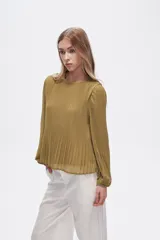 Blusa color verde oliva de poliéster con textura plisada, corte holgado, cuello redondo y mangas largas con puños elásticos.