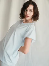 Remera celeste de algodón orgánico, corte recto y mangas cortas.