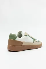 Zapatillas urbanas de gamuza color beige, blanco y verde, con recortes en símil cuero y suela de goma marrón de 2,5 cm de altura.