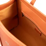 Cartera tote mediana color naranja de cuero sintético graneado, con doble asa de mano y correa bandolera ajustable y extraíble. Tiene cierre superior y múltiples bolsillos internos. El logo de la marca XL Extra Large es metálico y está ubicado en el frente.