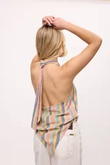 Top sin mangas con cuello halter y estampado a rayas verticales en tonos pastel.