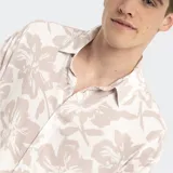Camisa de manga corta con estampado floral sutil.