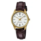 Reloj Casio analógico con caja dorada, esfera blanca con agujas doradas y correa de cuero marrón con textura.