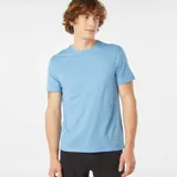 Remera celeste de corte recto y manga corta.
