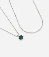 Kit de dos collares de metal plateado. Uno es una cadena simple y el otro tiene un dije hexagonal con esmalte de color verde oscuro.