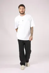 Remera blanca de algodón con estampado pequeño en el frente.