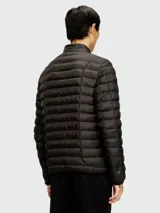 Campera puffer Diesel modelo W-Pilot, color negro, con cuello alto, cierre frontal con cremallera, bolsillos laterales con cierre y diseño acolchado horizontal.