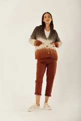 Cárdigan tejido a rayas horizontales con degradé de color, con cuello en V, mangas largas y cierre frontal con botones de madera.