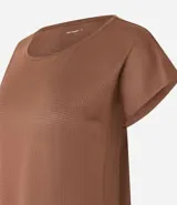 Remera lila de microfibra con escote redondo y mangas cortas.