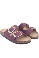 Sandalias color visón con dos tiras anchas ajustables con hebillas doradas. Suela de corcho.