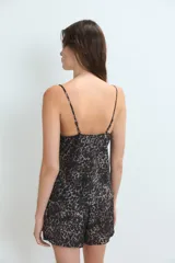 Conjunto de pijama de satén color rojo, compuesto por un top con breteles finos y escote en V adornado con puntilla, y un short con cintura elastizada y lazo regulable.