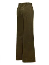 Pantalón de pana verde militar, de tiro alto y pierna recta, con lazo en la cintura.