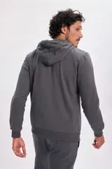 Campera deportiva gris oscuro con capucha y cierre frontal.