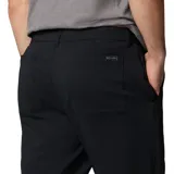 Pantalón chino negro para hombre, marca Columbia, modelo Sage Peak. Confeccionado en tejido elástico con tecnología Omni-Shield que repele la humedad y resiste las manchas. Corte de pierna recta, bolsillos de mano, bolsillo de seguridad y presillas para cinturón.