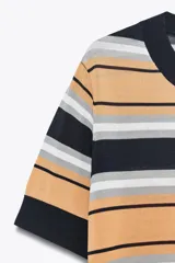 Top de punto con rayas horizontales en color negro, naranja, gris y blanco, de cuello redondo y manga corta.