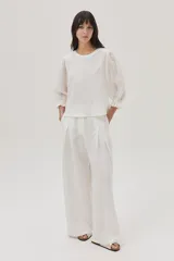 Blusa blanca de lino con mangas abullonadas de ramie.