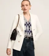 Blazer negro de punto roma con cuello solapa, cierre con ganchos, botones delanteros y forro de poliéster.