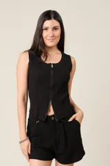 Musculosa color celeste de punto acanalado con cierre de cremallera doble en la parte delantera que se extiende hasta el cuello.