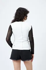 Remera negra con estampa frontal de la palabra 'Fearless' en color blanco. Corte ajustado y terminaciones con volados sutiles.