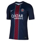Camiseta de fútbol Nike del Paris Saint-Germain, modelo Stadium, temporada 2025/26, para hombre. Diseño azul con franja vertical central con patrón de cruces rojas y blancas. Incluye logo de Nike, escudo del club y sponsor Qatar Airways en el frente.