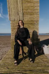 Blusa color crudo de lino natural, corte holgado, con cuello redondo y mangas 3/4 con ribete azul.